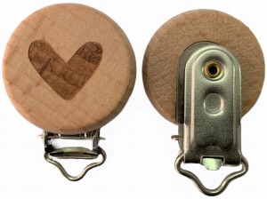 Drewniany klips zawieszka smoczka 30mm SERCE BUK